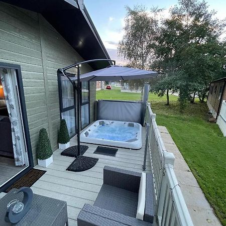 Reynards Retreat Lodge With Hot Tub Barmby on the Moor Zewnętrze zdjęcie